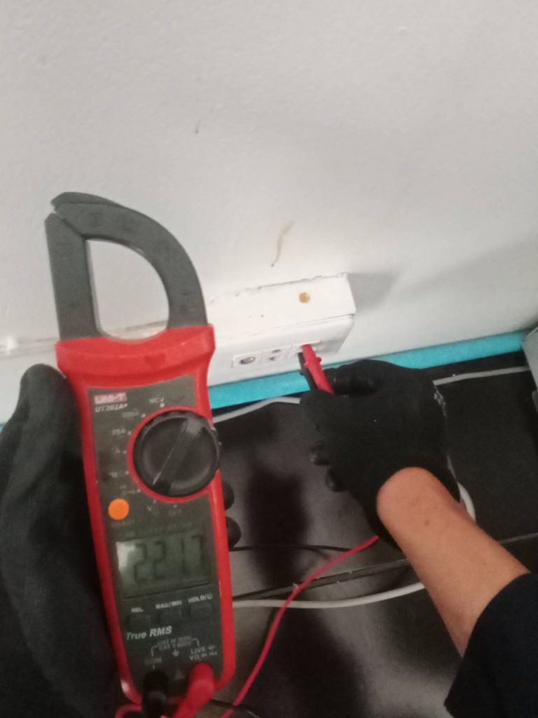 ตรวจเช็กปลั๊กไฟ