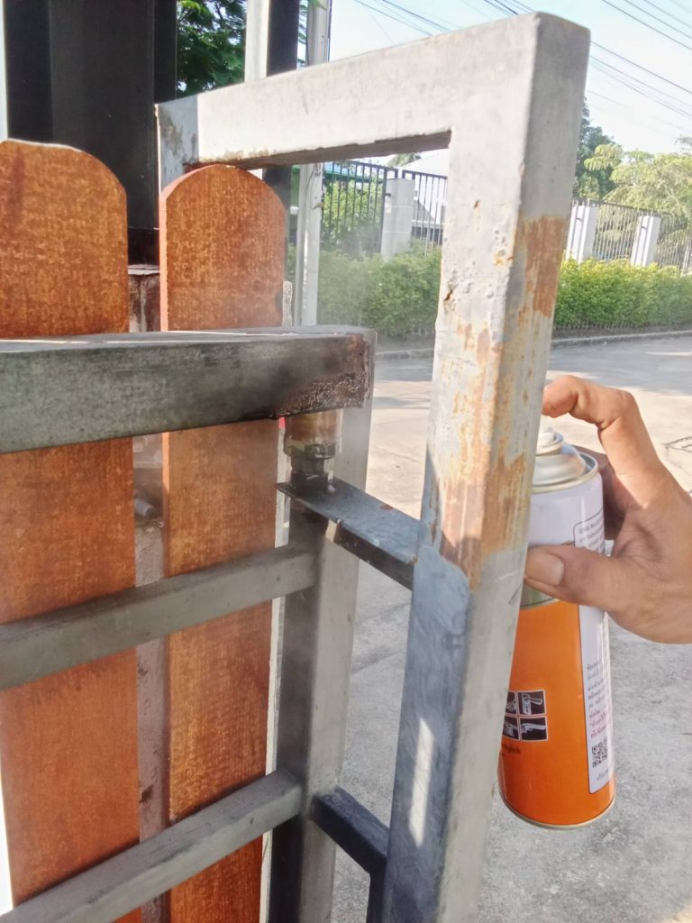 พ่นสเปรย์หล่อลื่นรางเลื่อนประตู