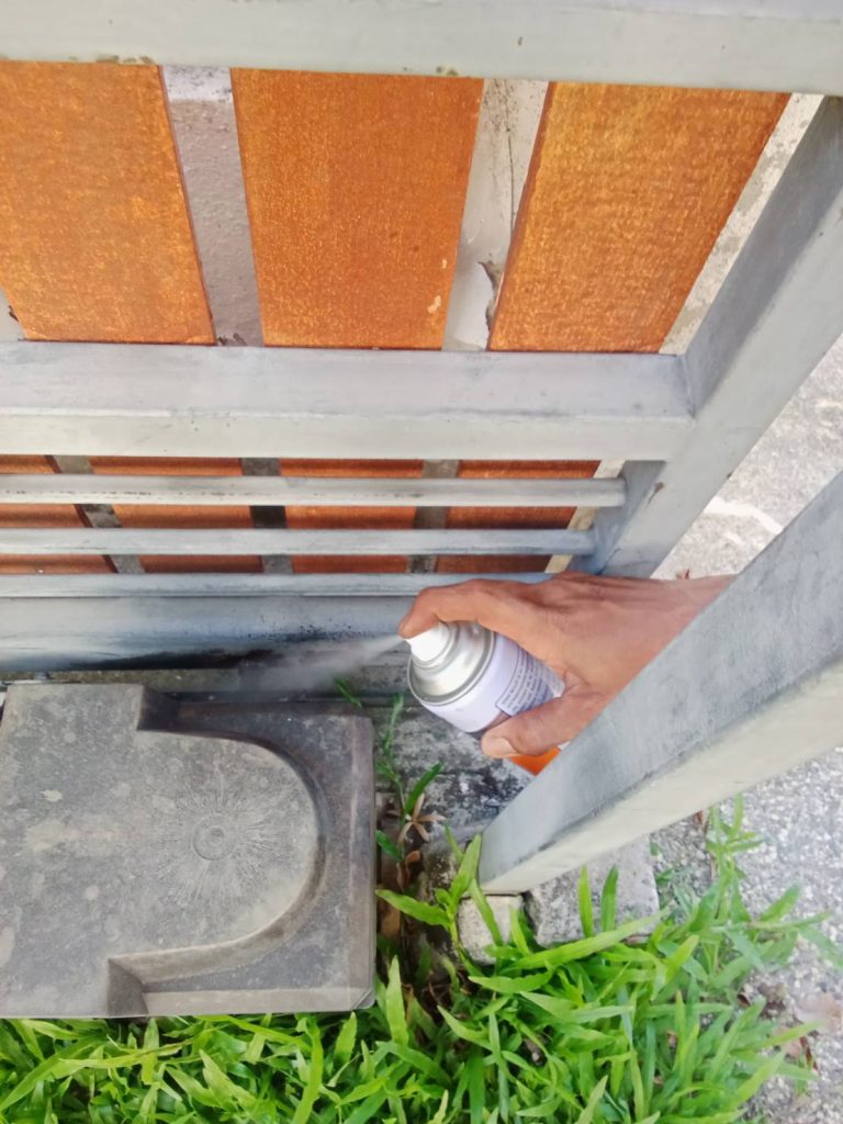 พ่นสเปรย์หล่อลื่นรางเลื่อนประตู