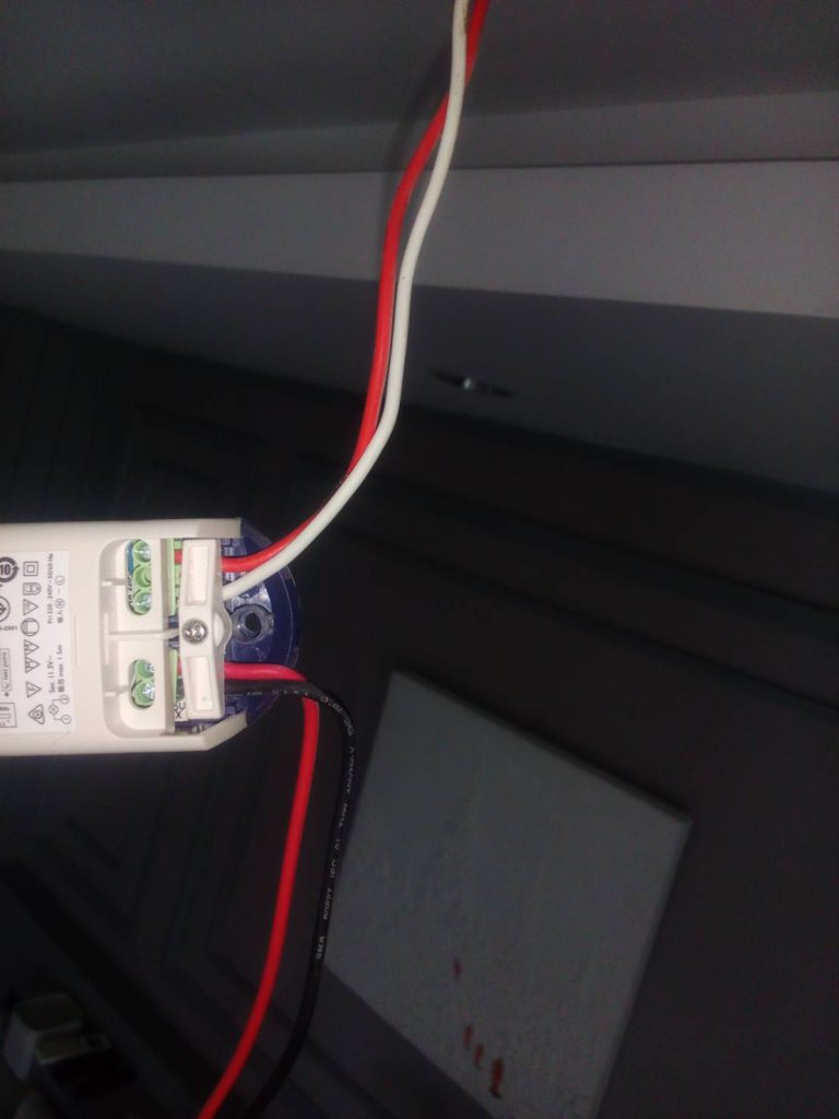การต่อสายไฟเข้ากับไดรเวอร์ (Driver) ของโคมไฟ LED