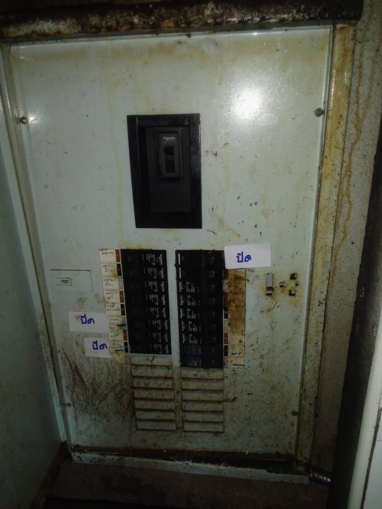 ตู้โหลดเซ็นเตอร์เก่า