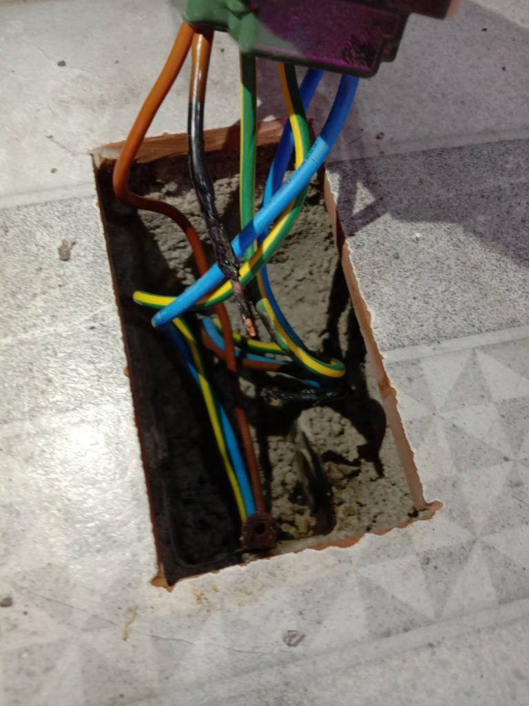 สายไฟชำรุดในปลั๊ก