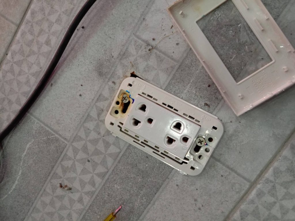 ปลั๊กไฟมีรอยไหม้จากการช็อต