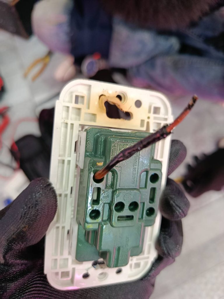 สายไฟช็อตไหม้