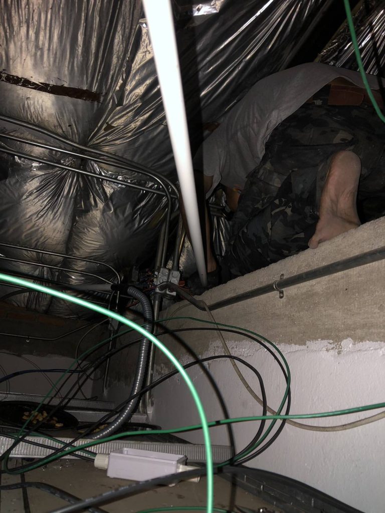 ปีนฝ้าเดินสายไฟ