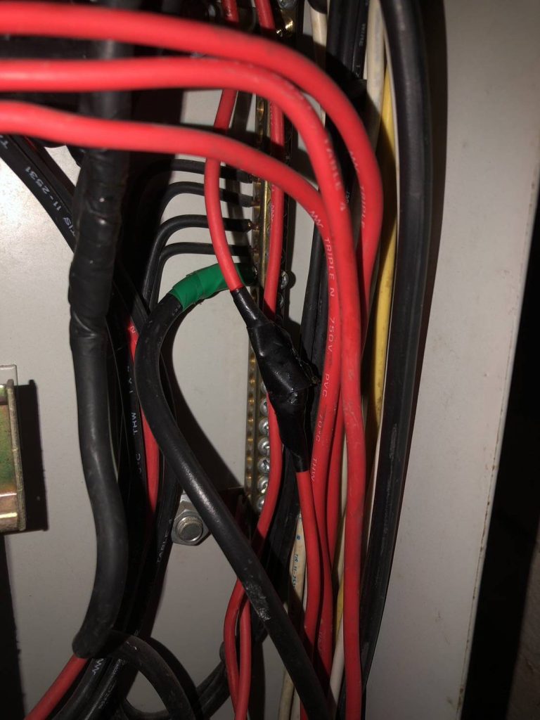 จุดต่อสายไฟในตู้โหลดเซ็นเตอร์