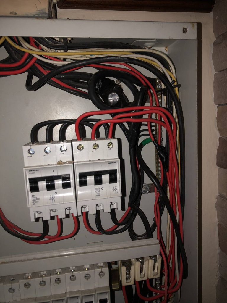 เมนเบรกเกอร์