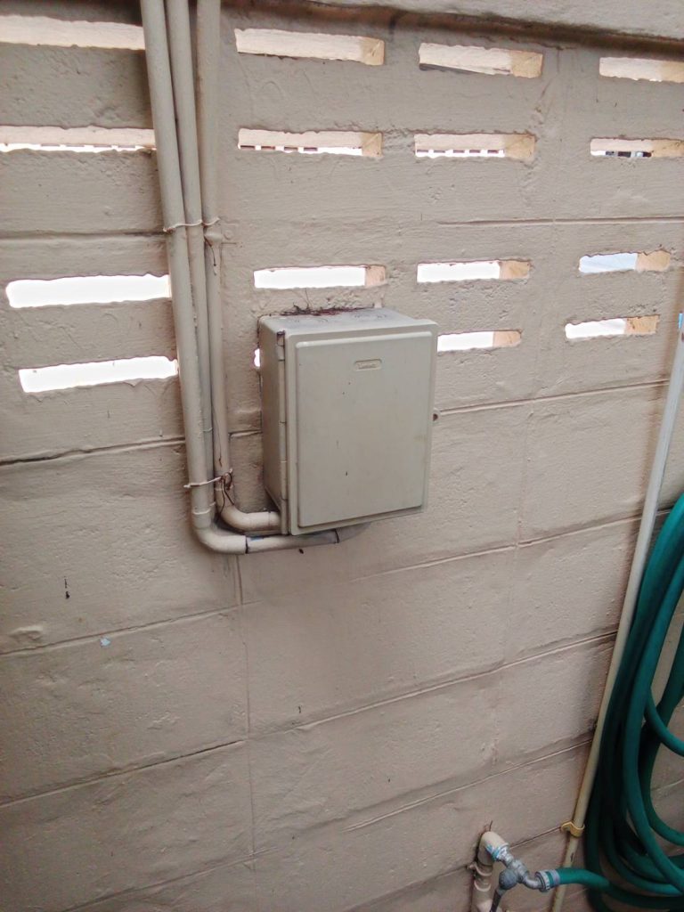 แนวท่อสายไฟและกล่องกันน้ำ