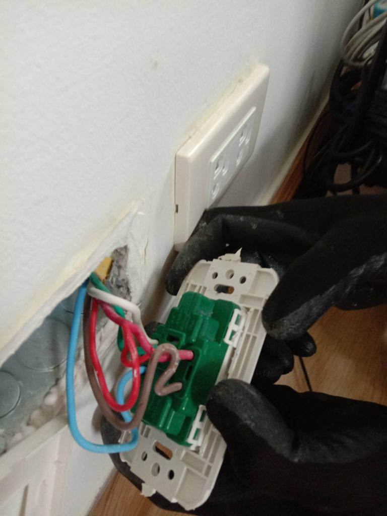 ติดตั้งปลั๊กไฟ