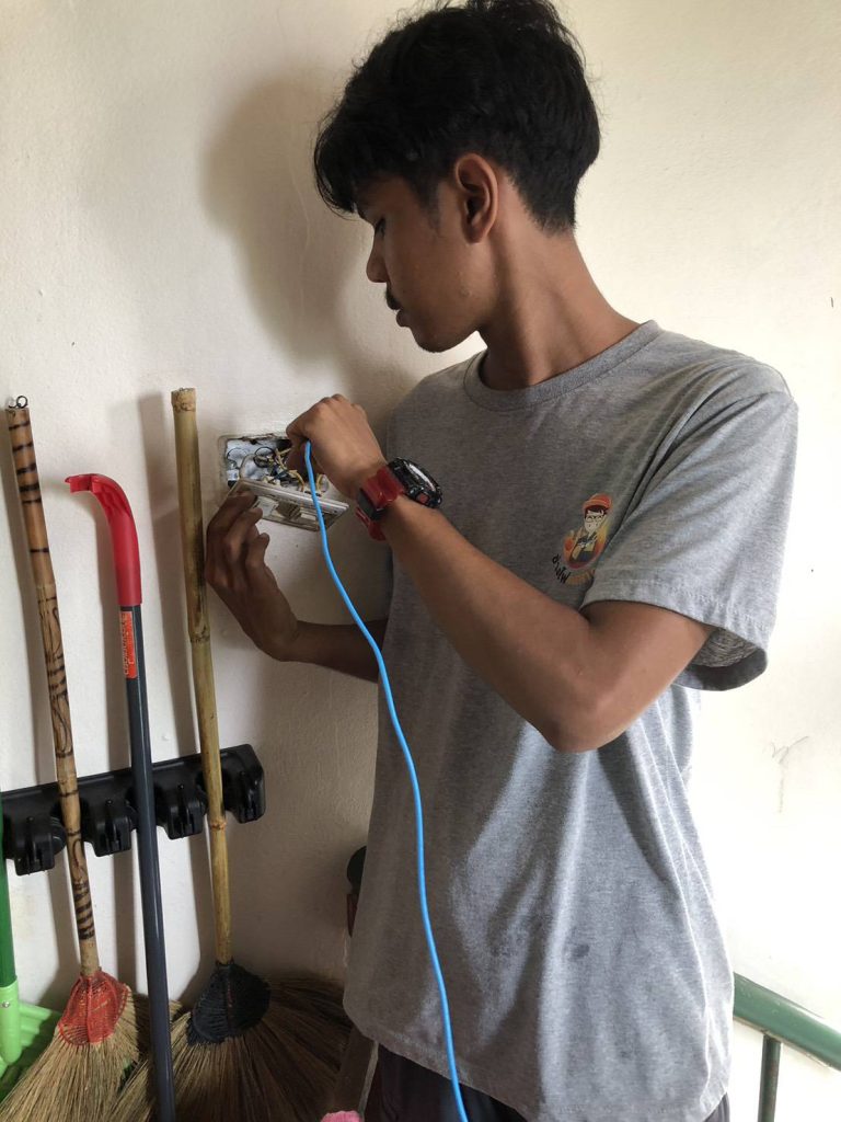 ตรวจสอบปลั๊กไฟ