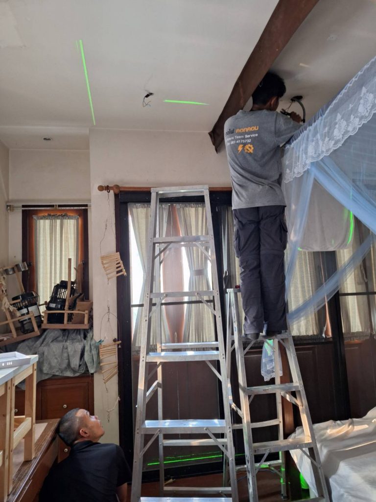 ช่างใช้เรเซอร์บอกแนว