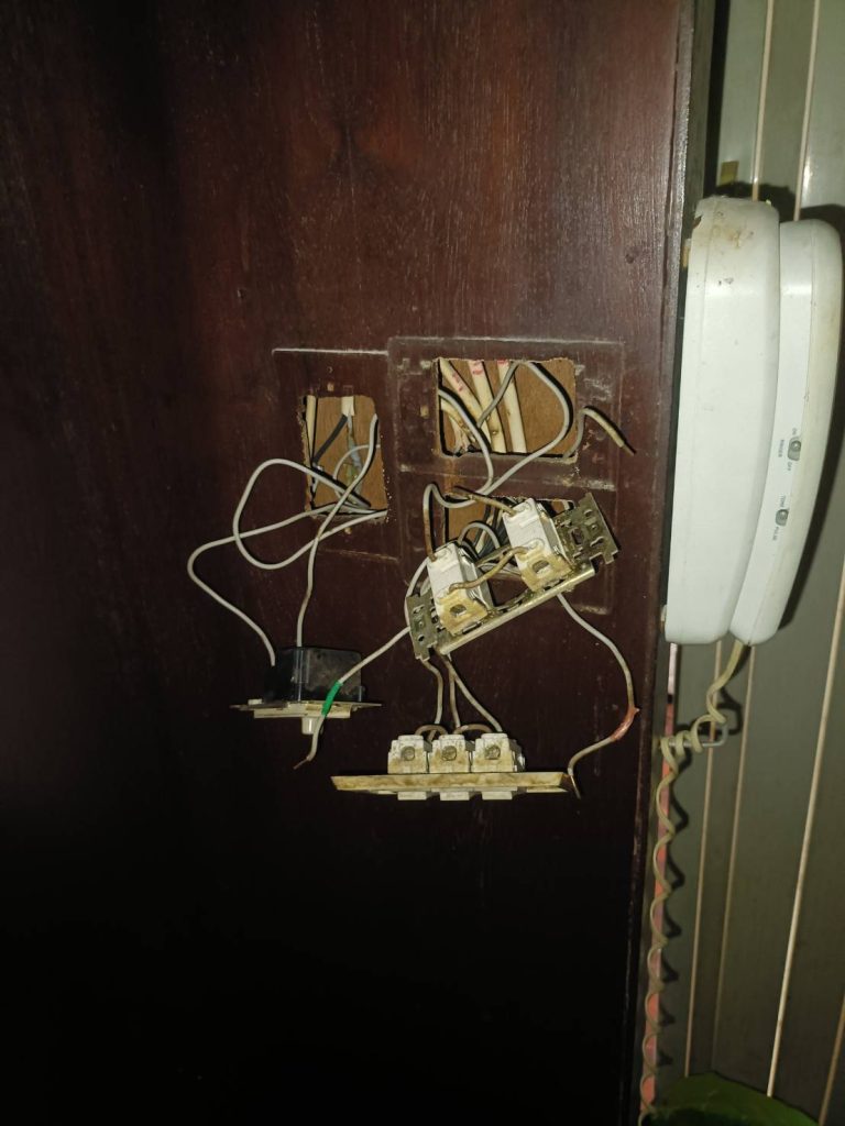 ตรวจสอบ/ประกอบสวิทไฟบ้าน