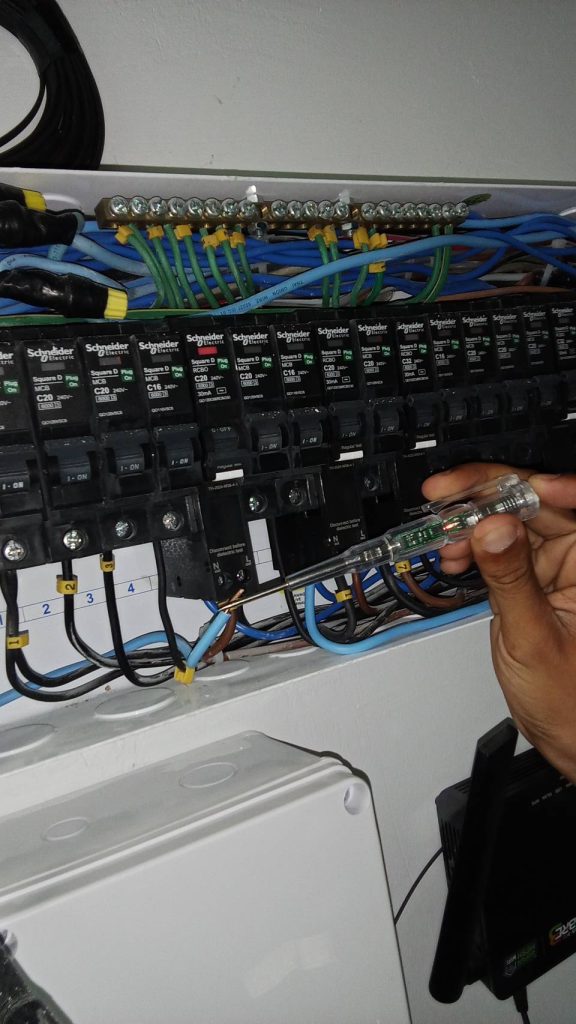 ตรวจสอบการจ่ายไฟของตู้เบรกเกอร์