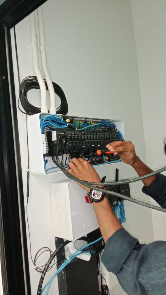 ตรวจสอบการจ่ายไฟของตู้เบรกเกอร์