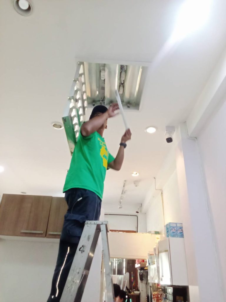 ตรวจเช็กโคมฟลูออเรสเซนต์