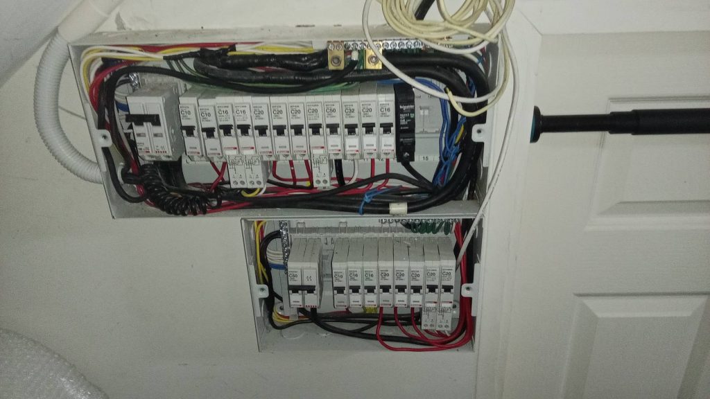 เบรกเกอร์ (Circuit Breaker)