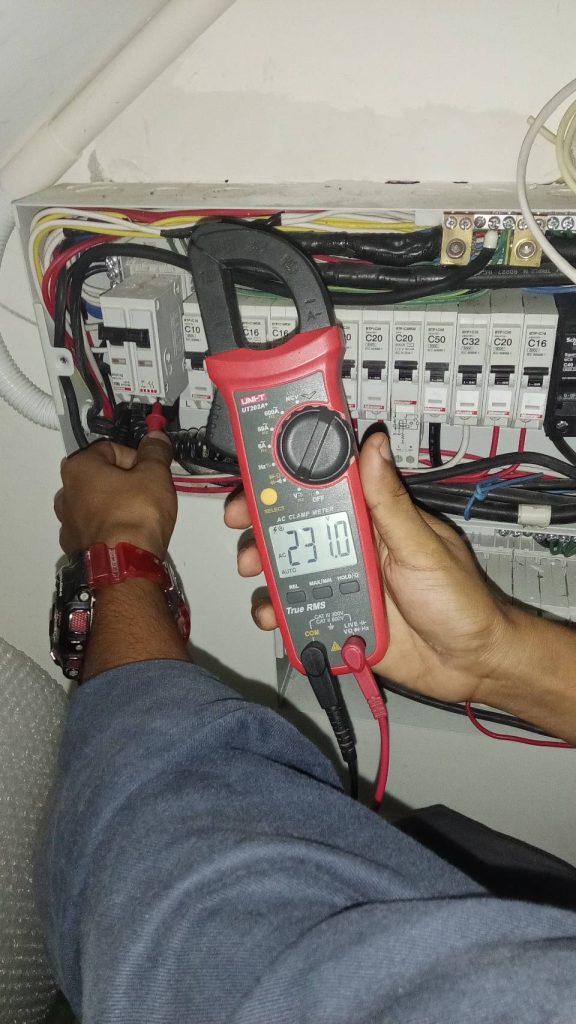 ตรวจสอบการจ่ายไฟของตู้เบรกเกอร์