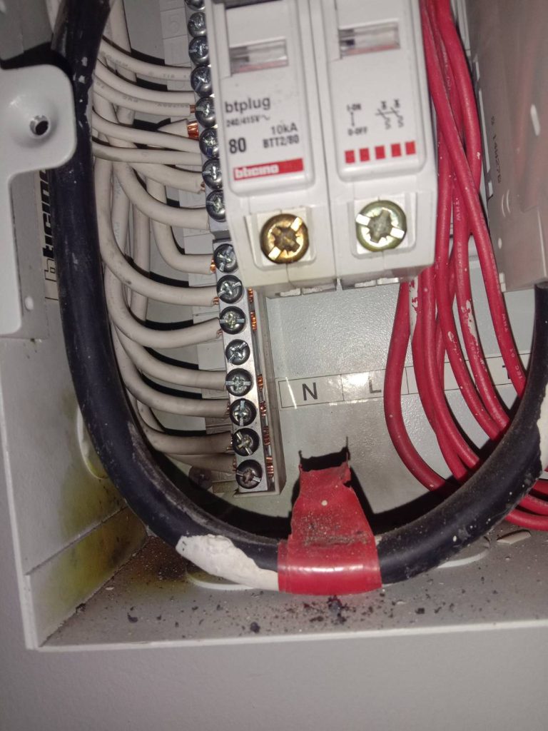 ตู้คอนซูมเมอร์มีรอยช็อตไหม้