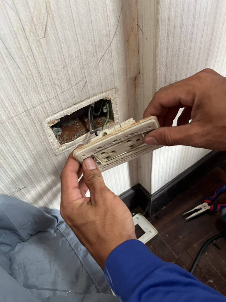 รื้อปลั๊กเช็กสายไฟ