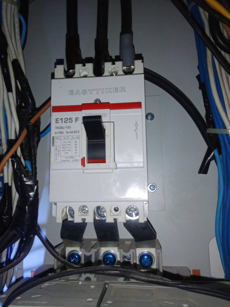เบรกเกอร์ (Circuit Breaker)