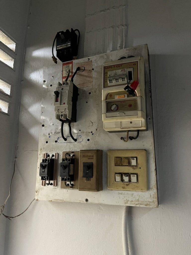 แผงควบคุมไฟฟ้า