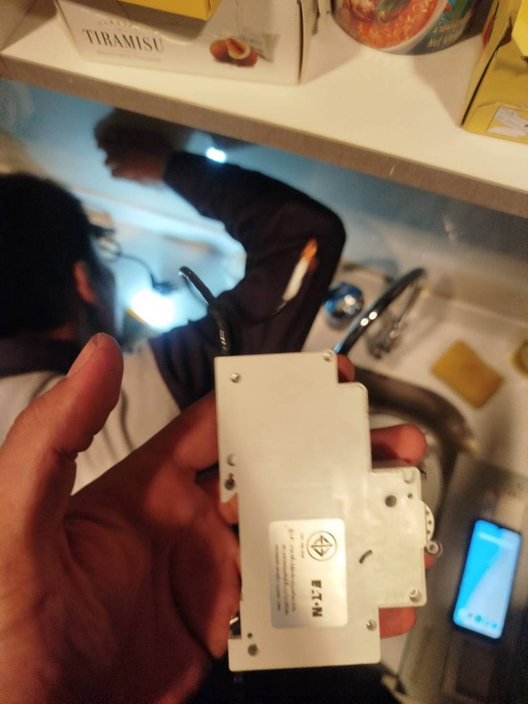 ถอดเปลี่ยนเบรกเกอร์