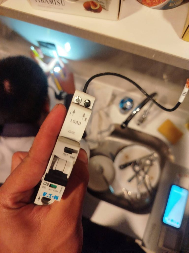 ถอดเปลี่ยนเบรกเกอร์