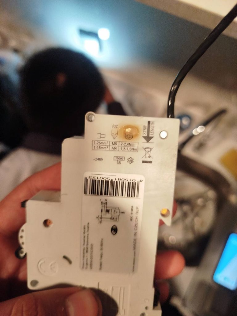 ถอดเปลี่ยนเบรกเกอร์