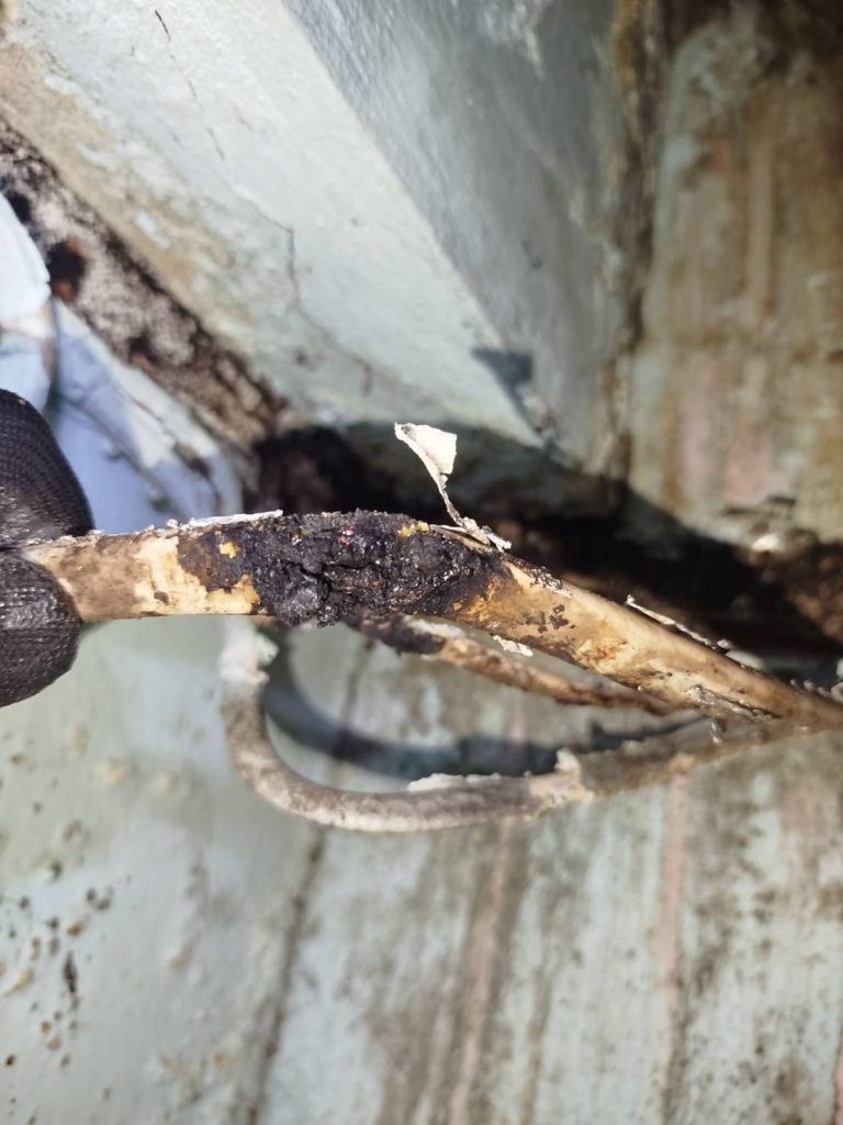 สายไฟเก่าชำรุดเสี่ยงช็อต