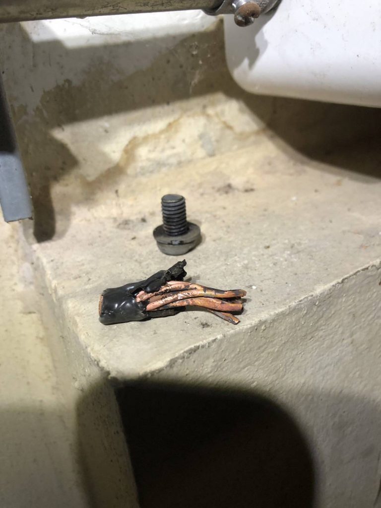 สายไฟช็อตละลายที่ตัดออก