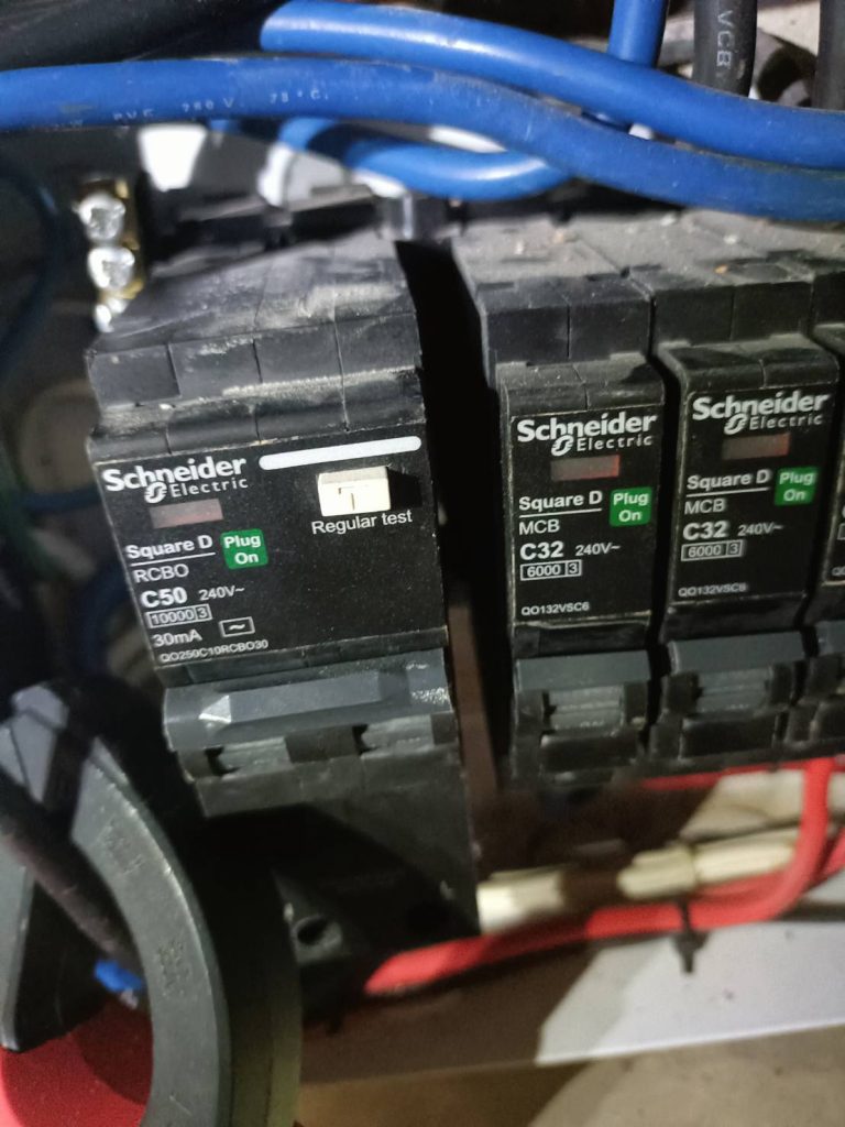 เมนเบรกเกอร์