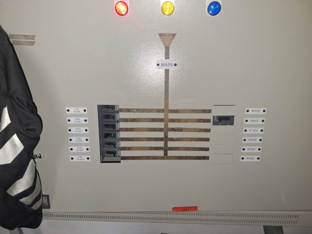 “ตู้คอนซูมเมอร์ยี่ห้อ Schneider Electric พร้อมเบรกเกอร์ย่อยหลายช่อง สำหรับควบคุมและป้องกันระบบไฟฟ้าภายในบ้านหรืออาคาร”