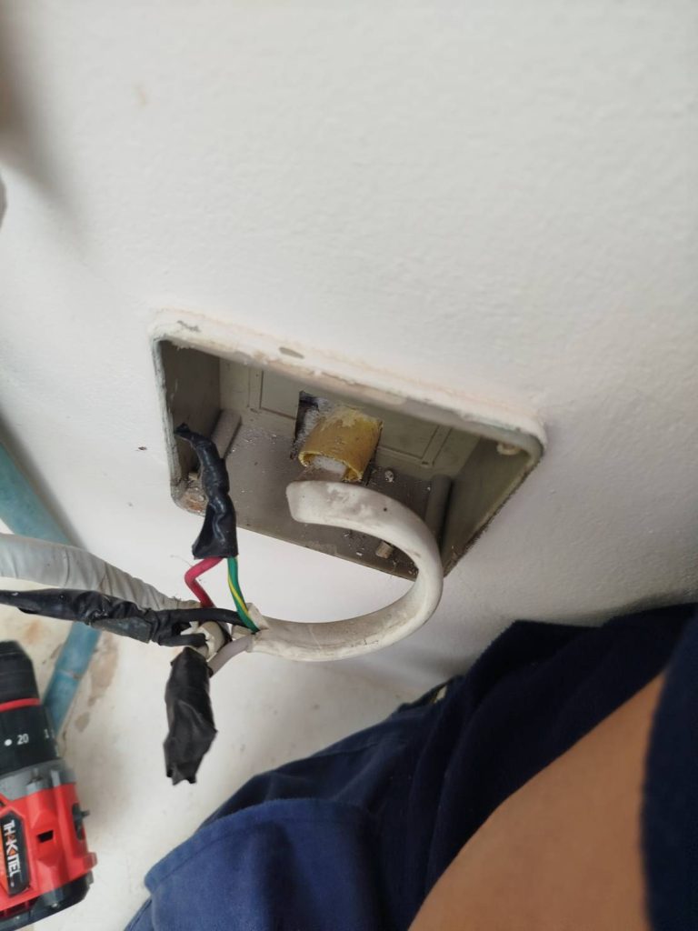 สายไฟในกล่องพักสาย