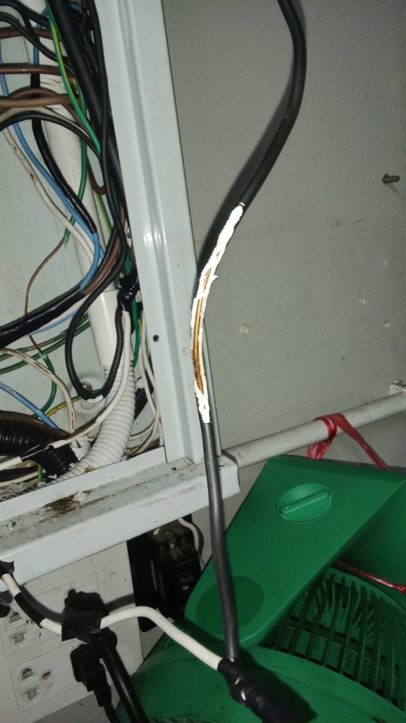 สายไฟชำรุด