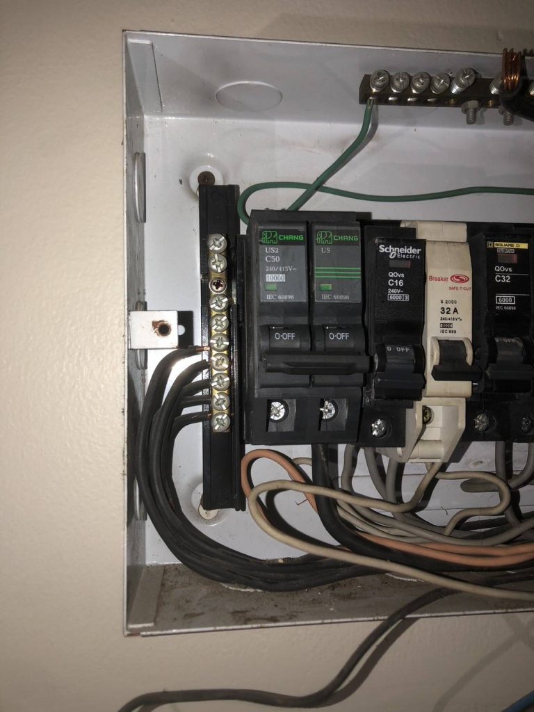 เมนเบรกเกอร์ในตู้คอนซูมเมอร์