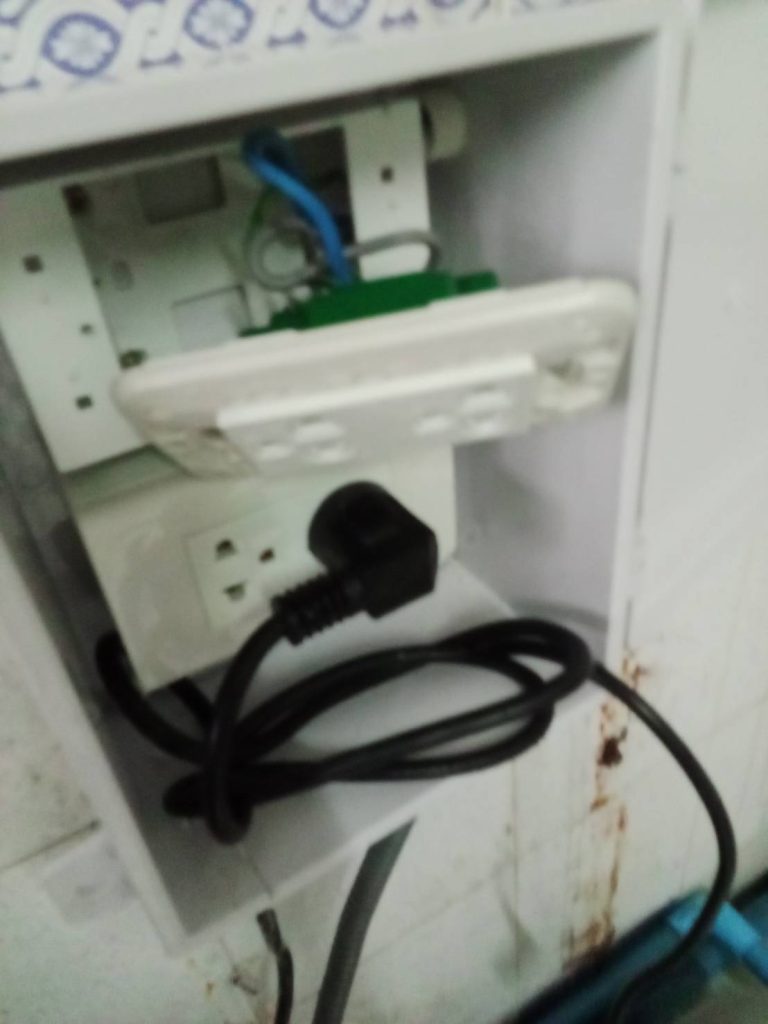 เช็กสายไฟในปลั๊กไฟ