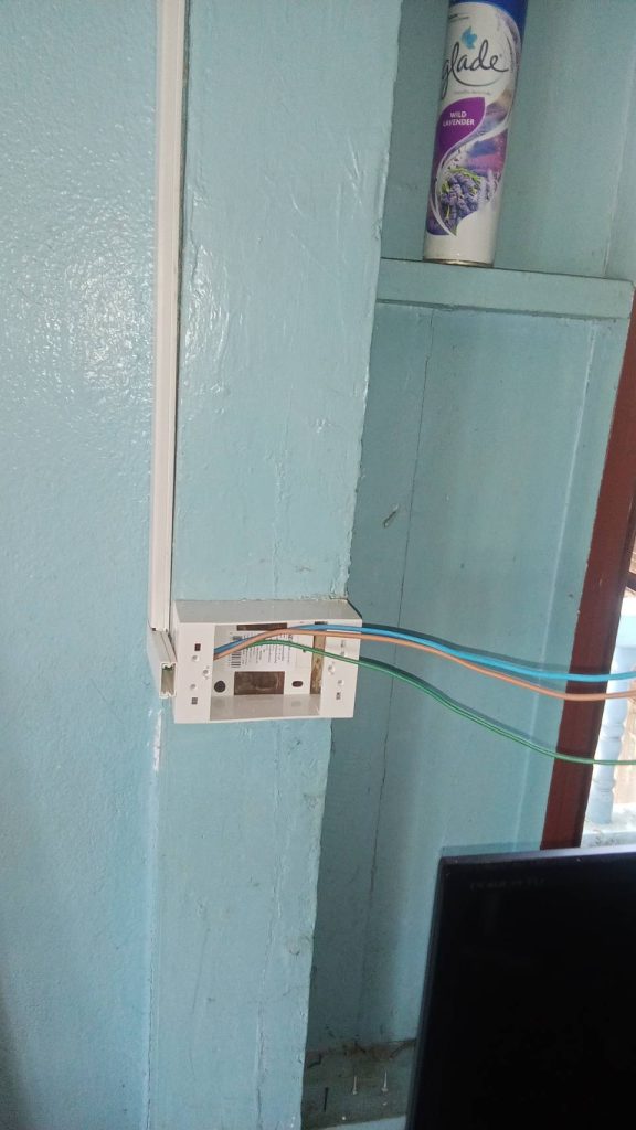 เดินสายติดตั้งปลั๊ก