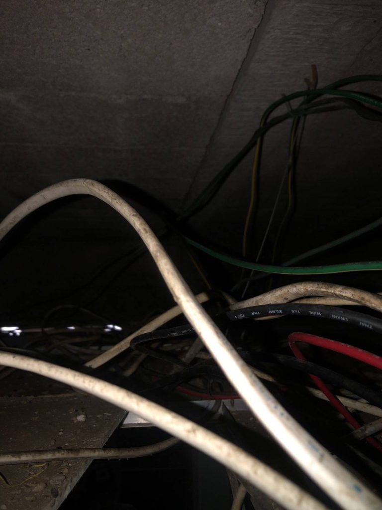 สายไฟบนฝ้าที่ติดตั้งไม่เรียบร้อย