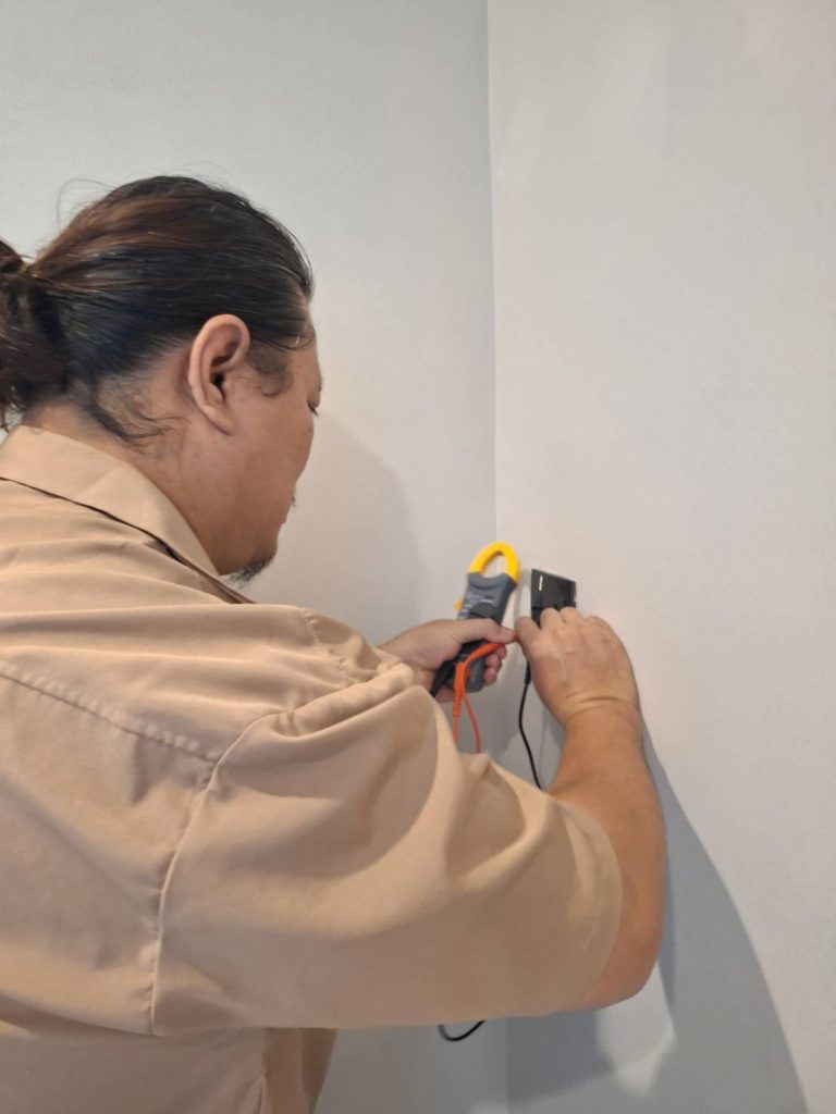 ตรวจเช็กปลั๊กไฟ