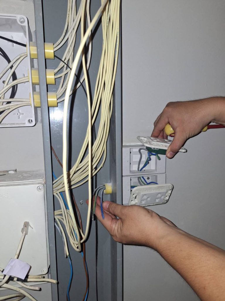 ตรวจเช็กปลั๊กไฟ