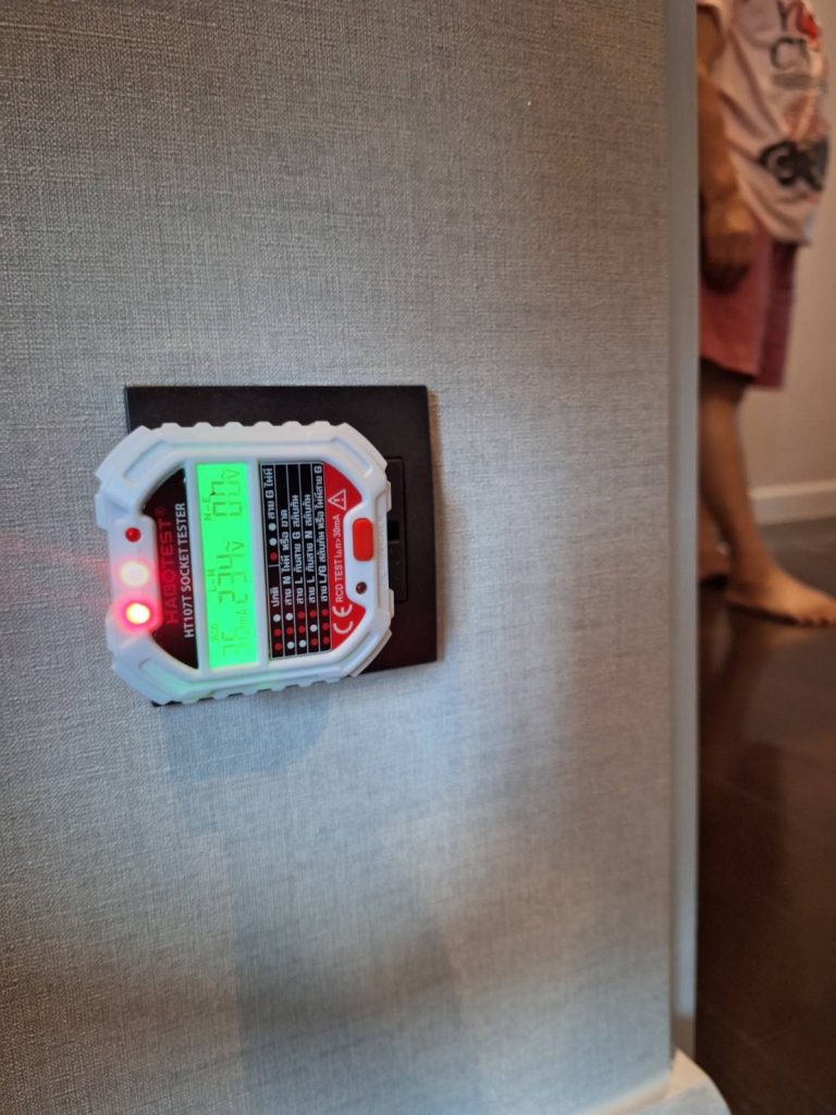 ตรวจเช็กปลั๊กไฟ