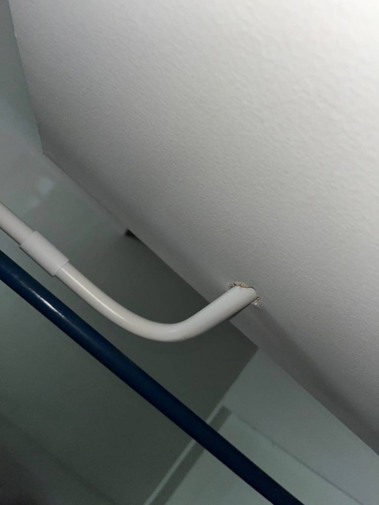 ท่อสายไฟเจาะผ่านกำแพง