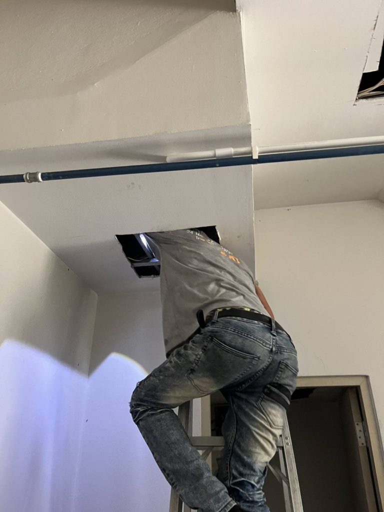 ขึ้นฝ้าเช็กสายไฟ