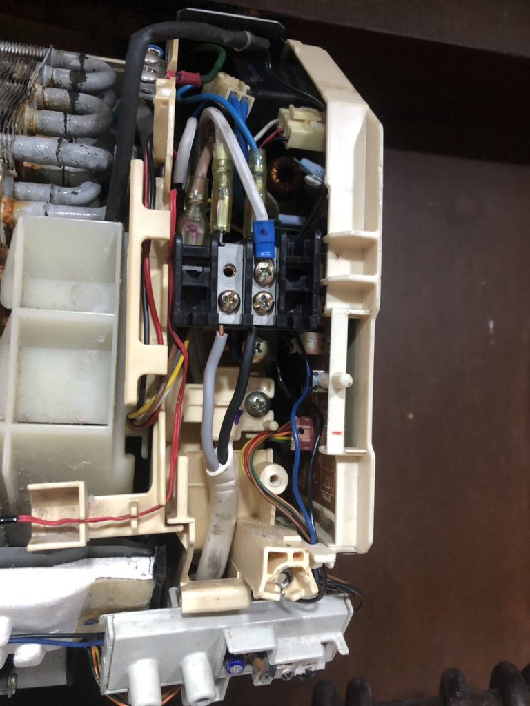 จุดต่อสายไฟในเครื่องปรับอากาศ