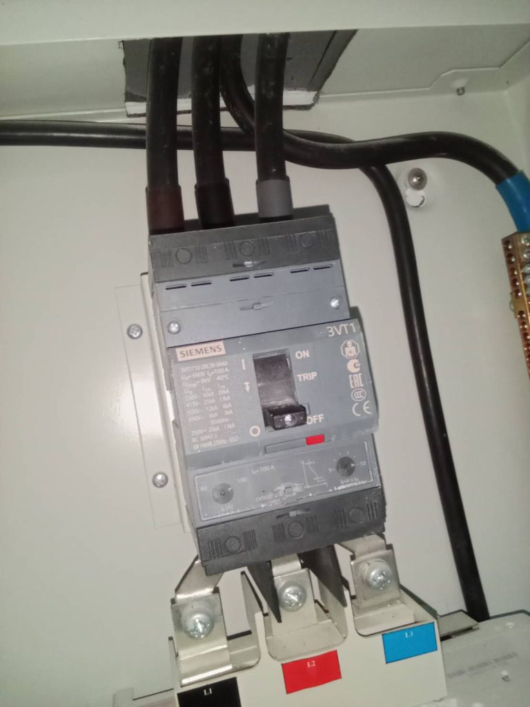 เมนเบรกเกอร์