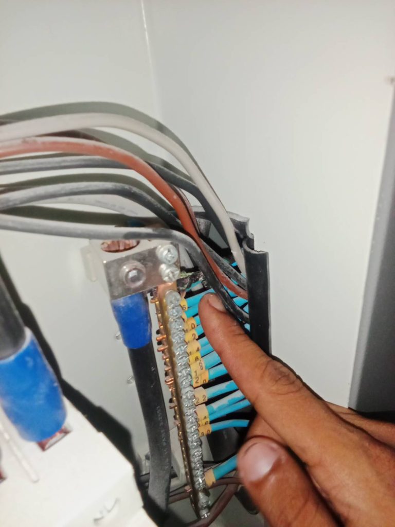 สายไฟเข้าตู้โหลดมีปัญหา