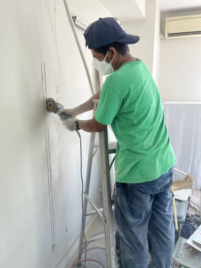 กรีดปูนฝังสายไฟ