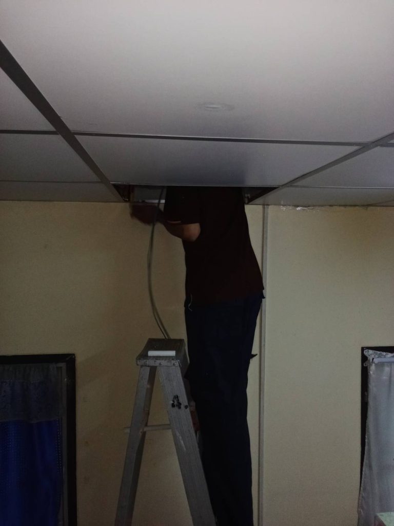 ปีนบันไดเช็กสายไฟบนฝ้า