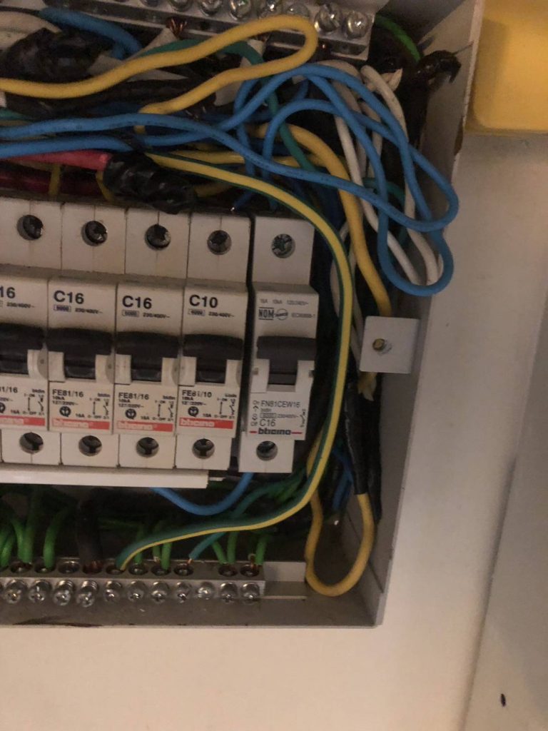 เบรกเกอร์ในตู้คอนซูมเมอร์