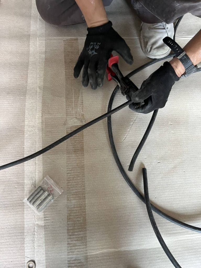 ตัดต่อสายไฟ